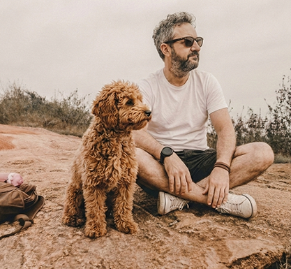Personlig digital partner och hans hund som assistent på Mellan Utveckling i Skåne